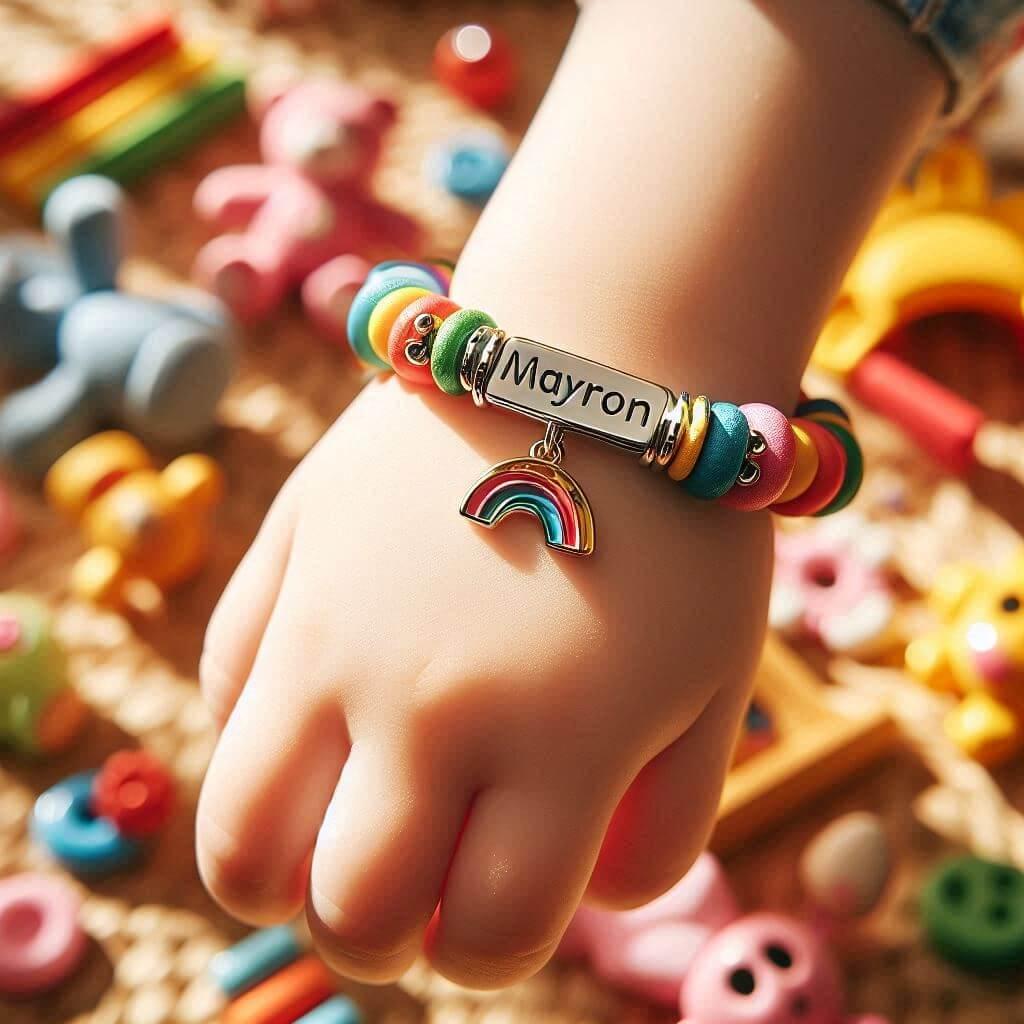 Un bracelet de petit garcon avec le prenom mayron