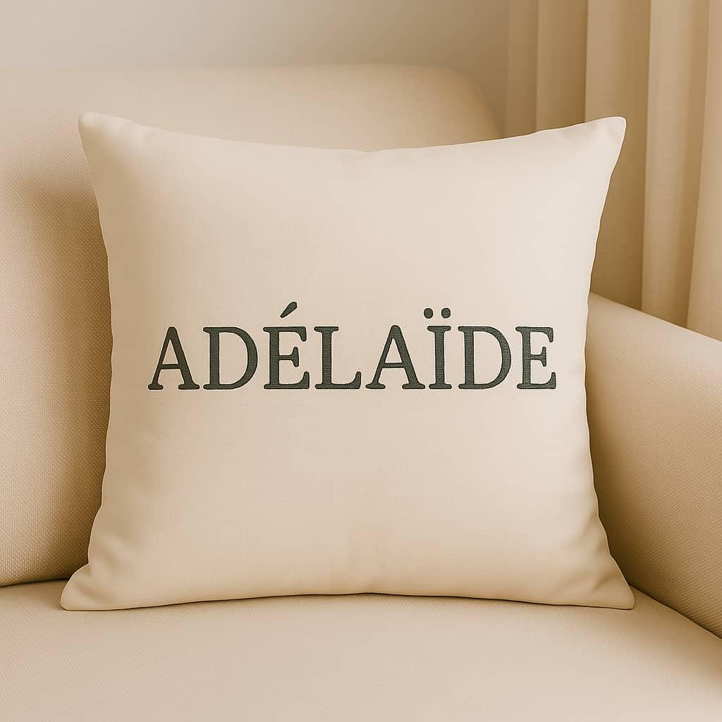 Un coussin personnalise avec le prenom adelaide