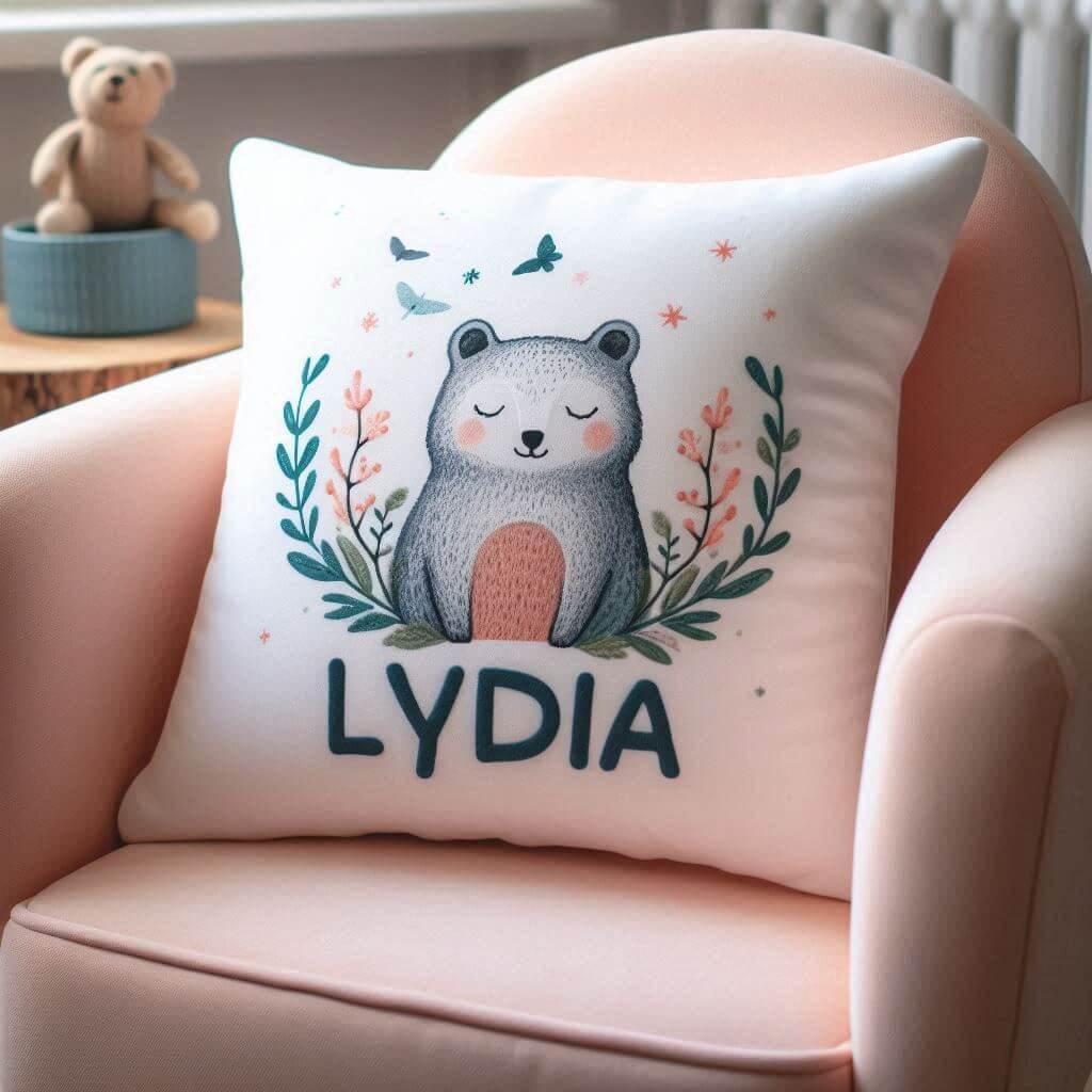 Un coussin personnalise avec le prenom lydia