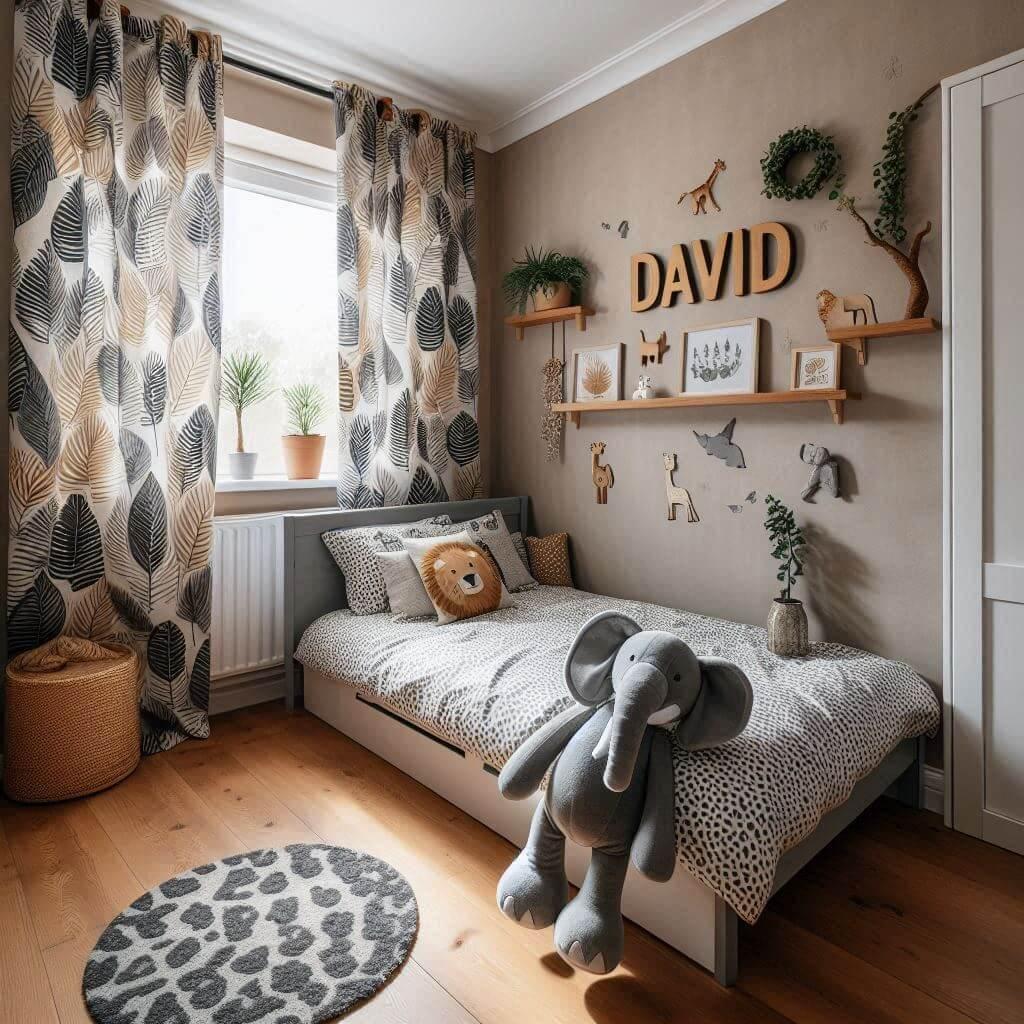Une chambre de petit garcon avec un lit simple theme de la savane des draps motifs feuilles des rideaux motif animaux et le prenom david peluche elephant sur le lit 1