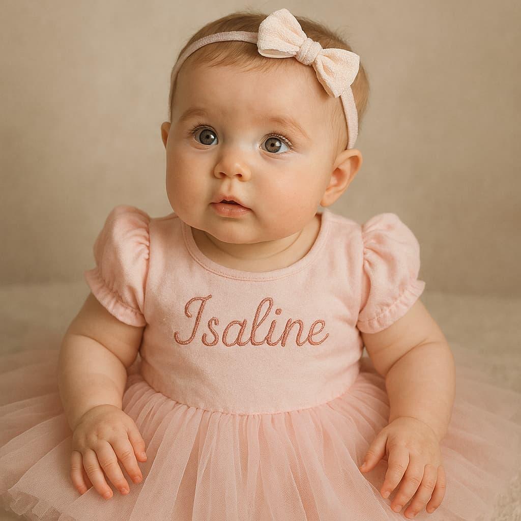 Une douce petite fille en bas age avec sa robe princesse tutu son prenom isaline est brode sur le haut de sa robe