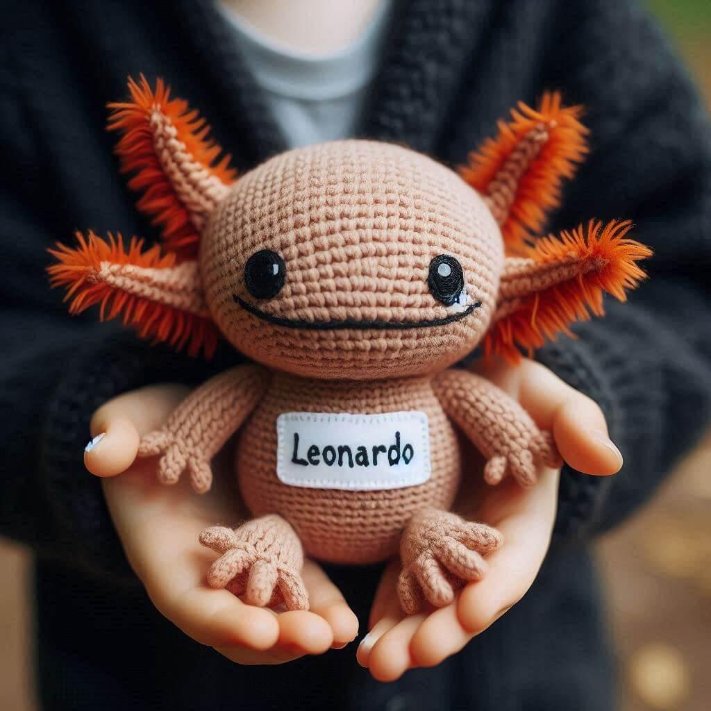 Une peluche axolotl en tricotin avec le prenom leonardo