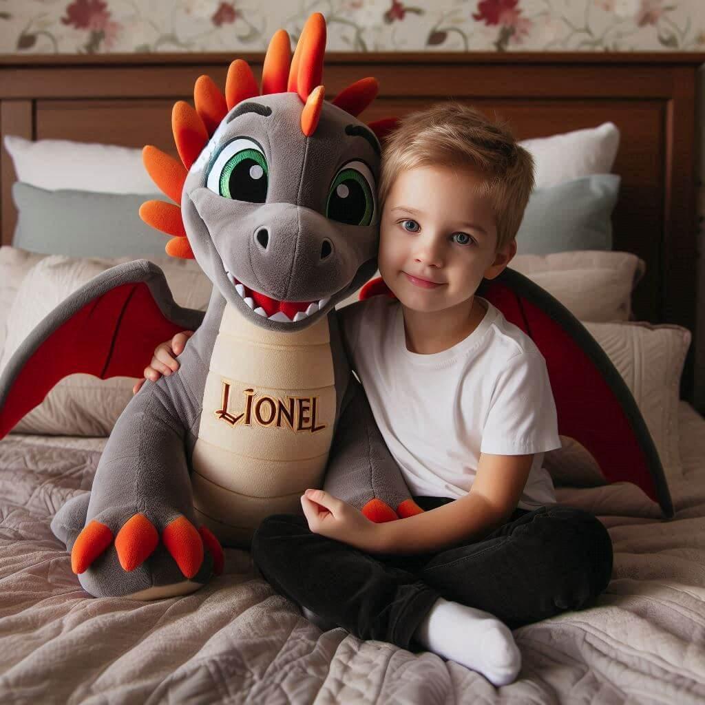 Une peluche dragon avec le prenom lionel