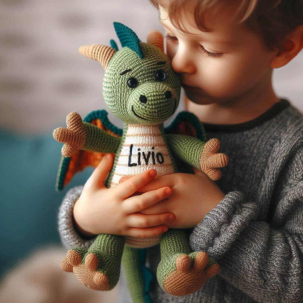 Une peluche dragon en tricotin avec le prenom livio