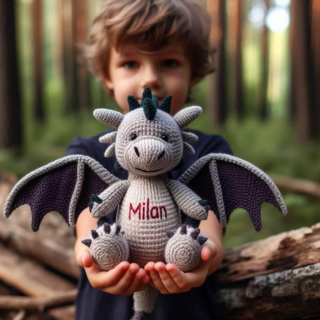 Une peluche dragon en tricotin avec le prenom milan