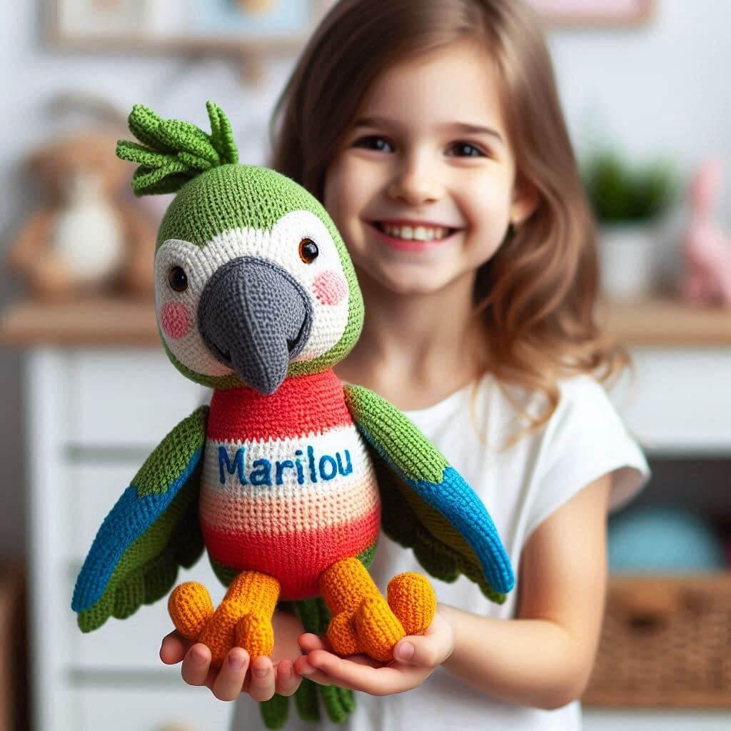 Une peluche perroquet au crochet personnalisee avec le prenom marilou