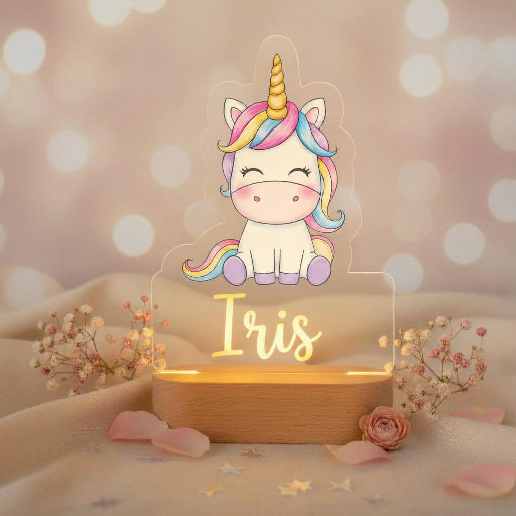 Veilleuse acrylique licorne personnalisée avec le prénom Iris, idéale pour décorer la chambre d’un enfant.