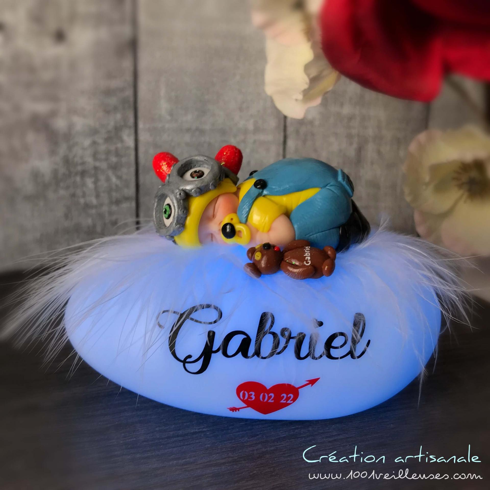 Veilleuse artisanale avec prénom Gabriel, theme les minion