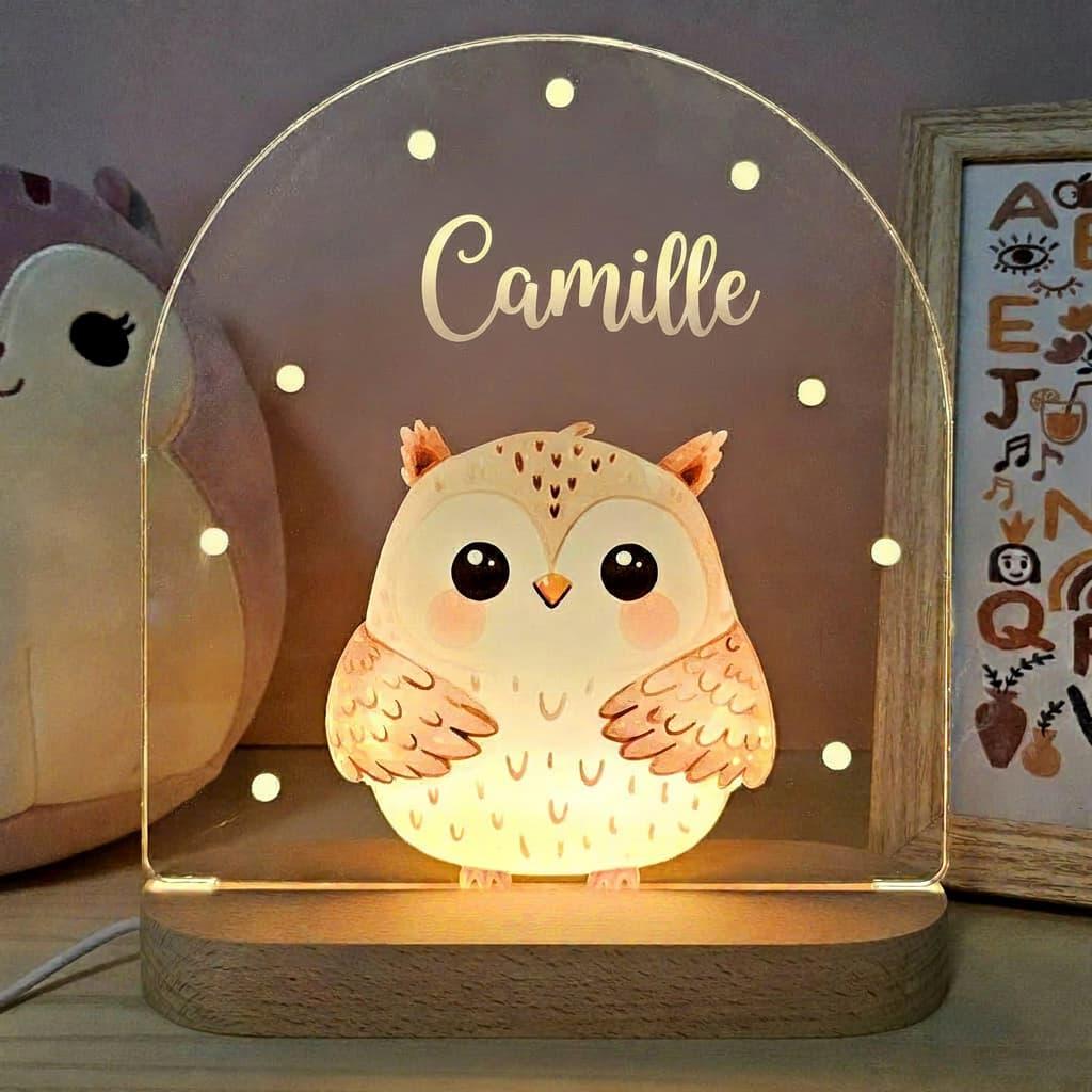 Veilleuse acrylique en forme de hibou personnalisée avec le prénom Camille diffusant une lumière douce