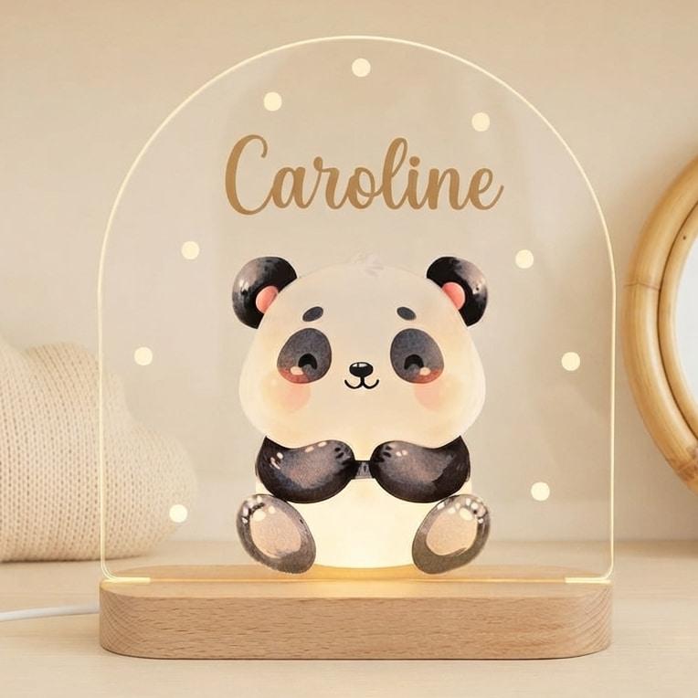Veilleuse panda personnalisée Caroline sur base en bois, éclairage doux et décor enfant chaleureux